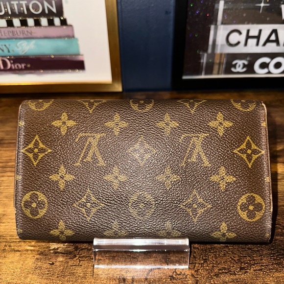✨ Louis Vuitton Monogram Long Wallet (Snap Closure) ✨ - Picture 3 of 12